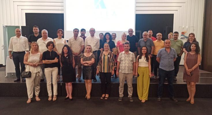 Turizm sektöründeki seminer sonrası salonda toplu katılımcı fotoğrafı
