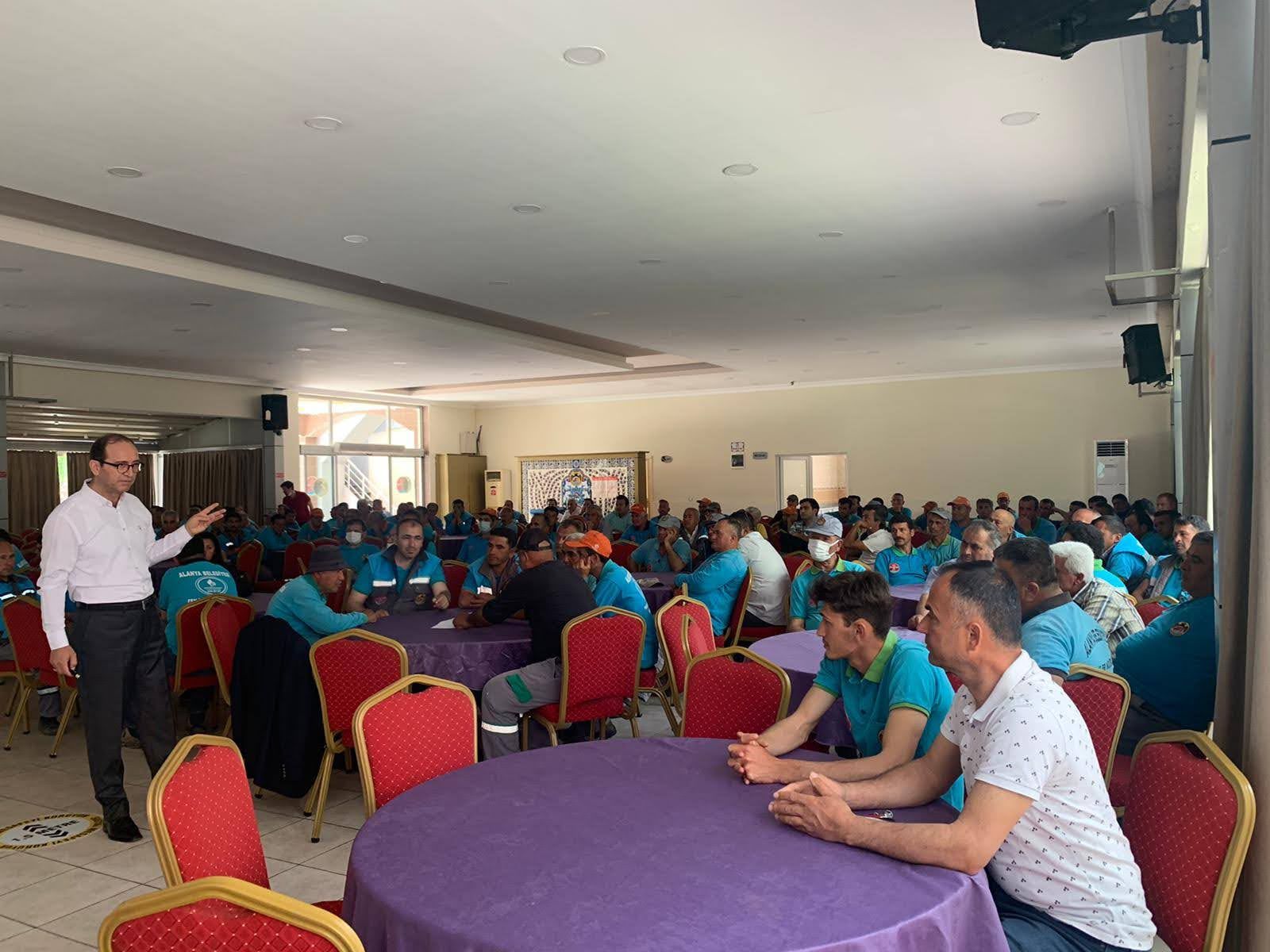Alanya zabıta personelinin eğitim salonunda oturması