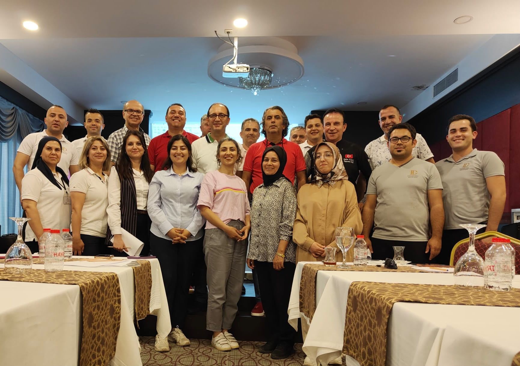 Otel çalışanlarının kurumsal eğitim sırasında toplu fotoğrafı