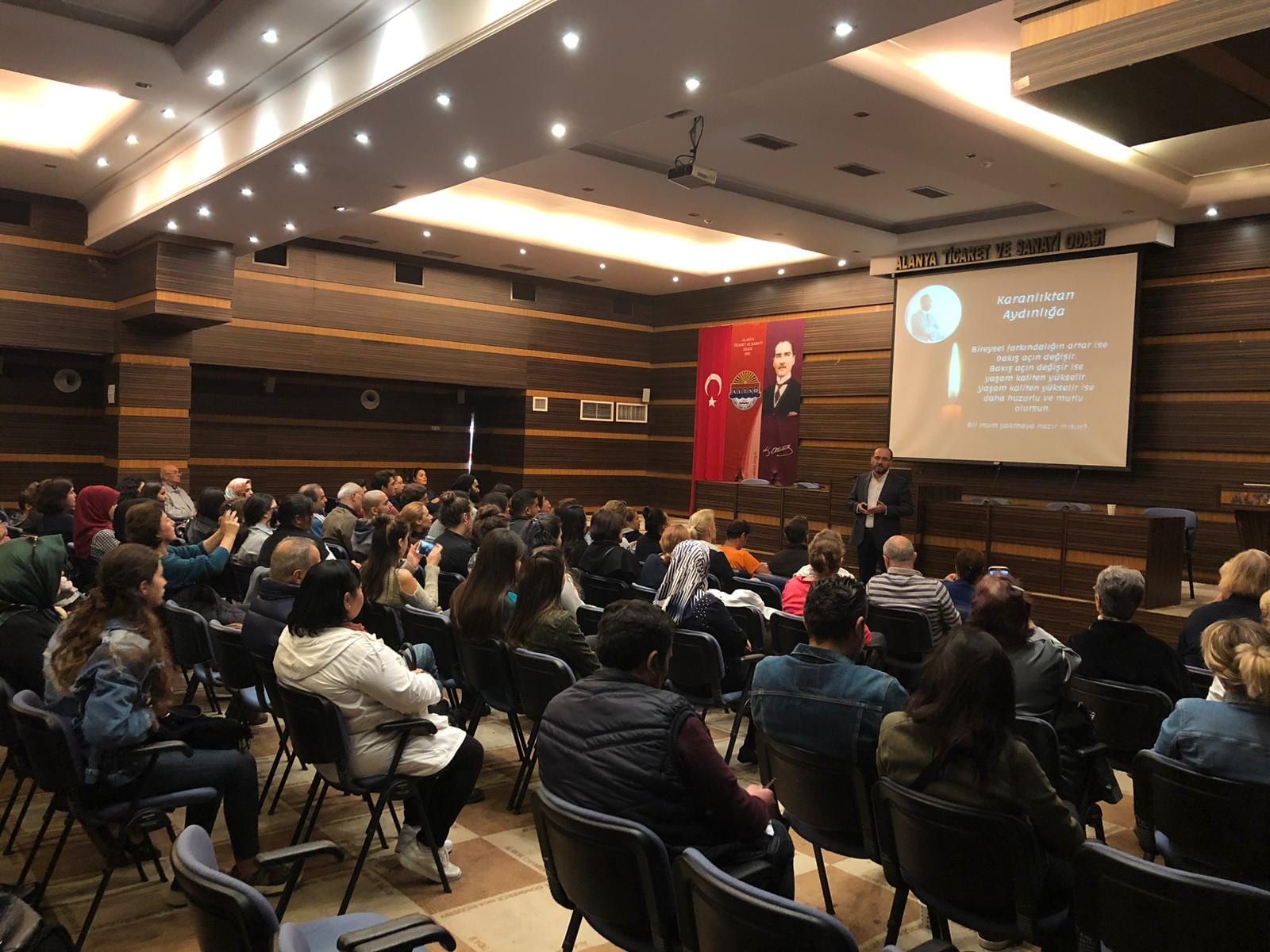 ALTSO Konferans Salonu’nda “Karanlıktan Aydınlığa” başlıklı sunumu dinleyen katılımcılar ve konuşmacı