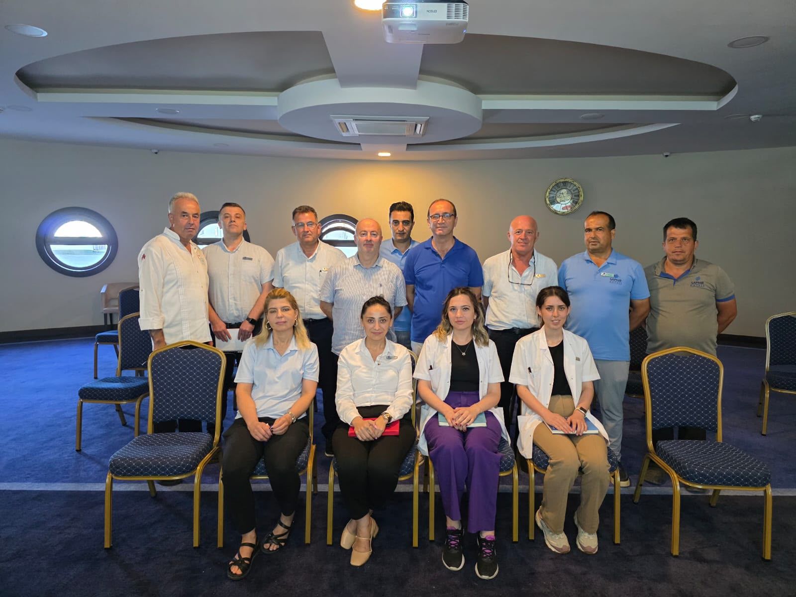 Bir eğitim salonunda bir araya gelen katılımcılar