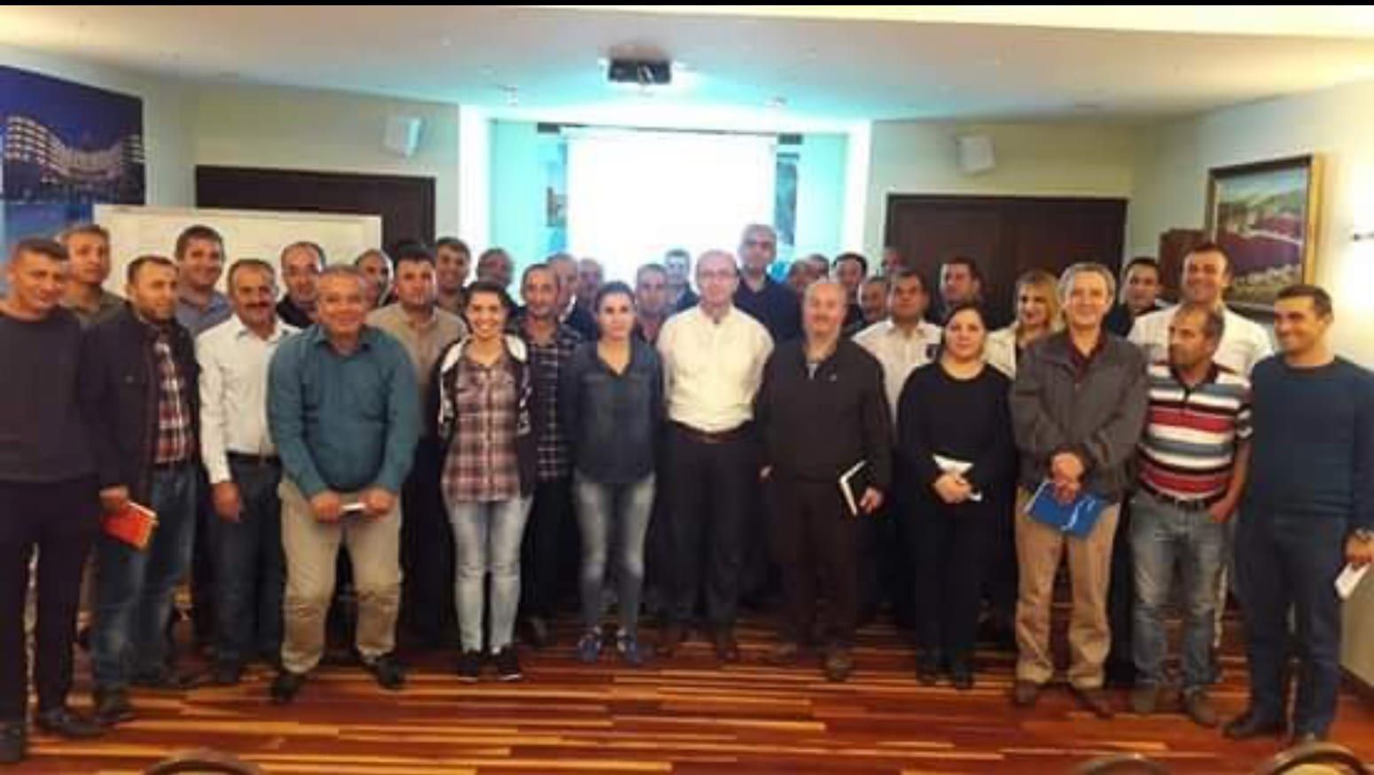 Bir eğitim sonrası salonda toplu katılımcı fotoğrafı