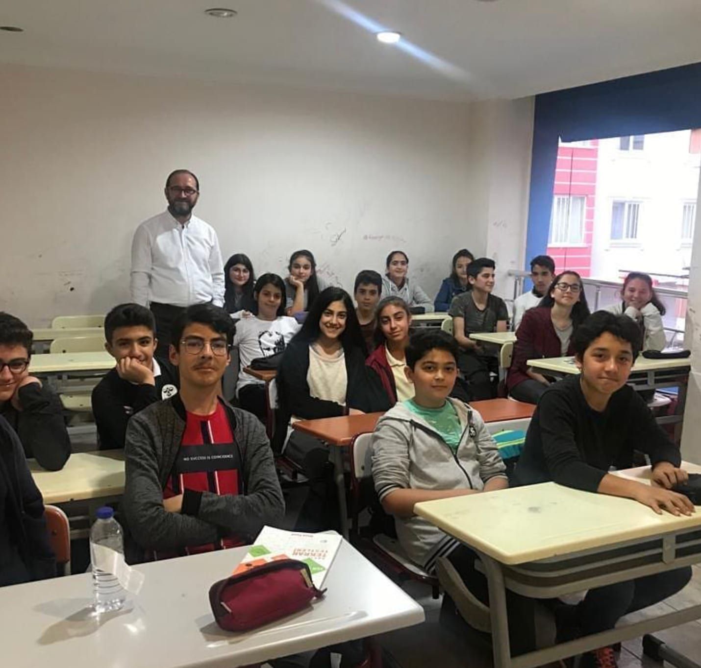 Masalarda oturan katılımcılarla yapılan bir atölye çalışması