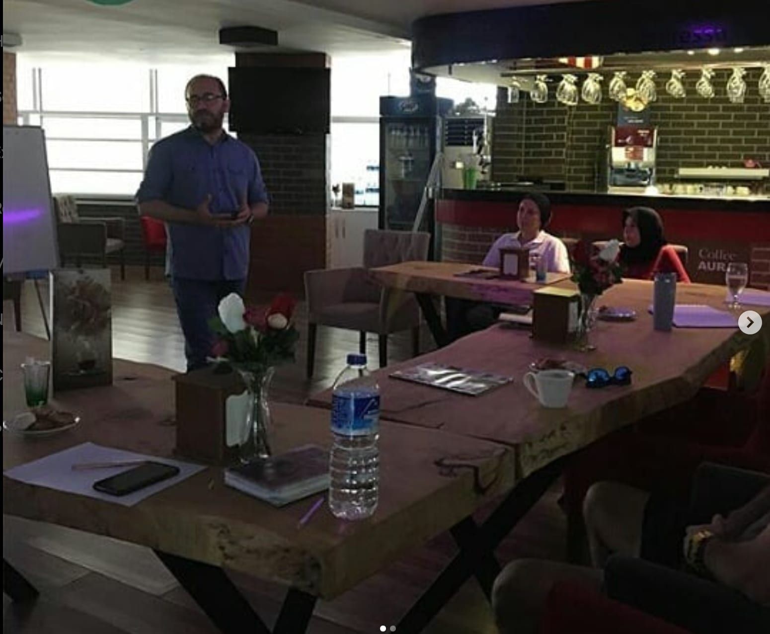 Kafe düzeninde masalarda gerçekleşen bir grup çalışması