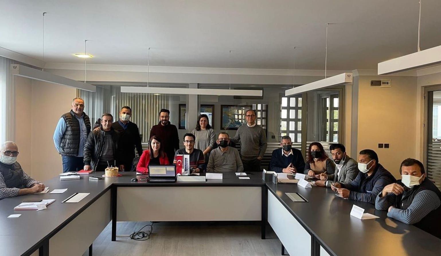 Toplantı masası etrafında oturan eğitim katılımcıları