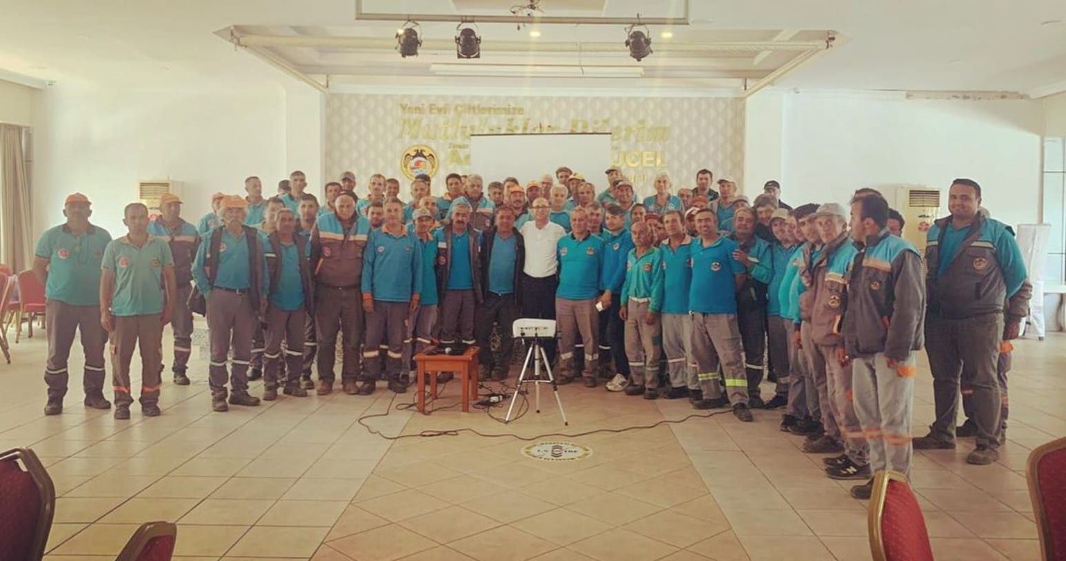 Eğitim sonrasında salonda ortak fotoğraf çeken ekip
