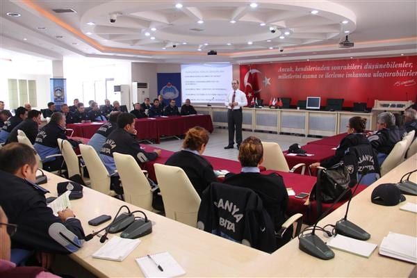 Zabıta personeline yönelik kişisel gelişim ve mesleki eğitim seminerinden bir görüntü